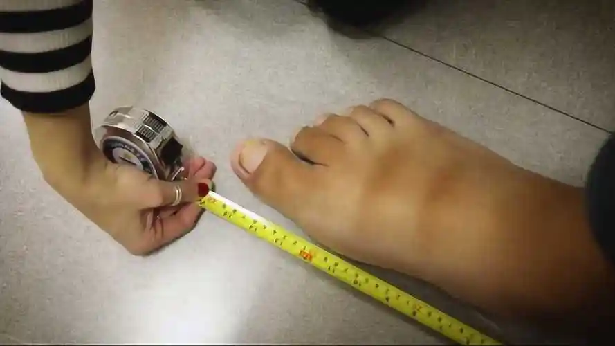 世界上脚最大的人脚掌长度超过40cm自己买鞋都难