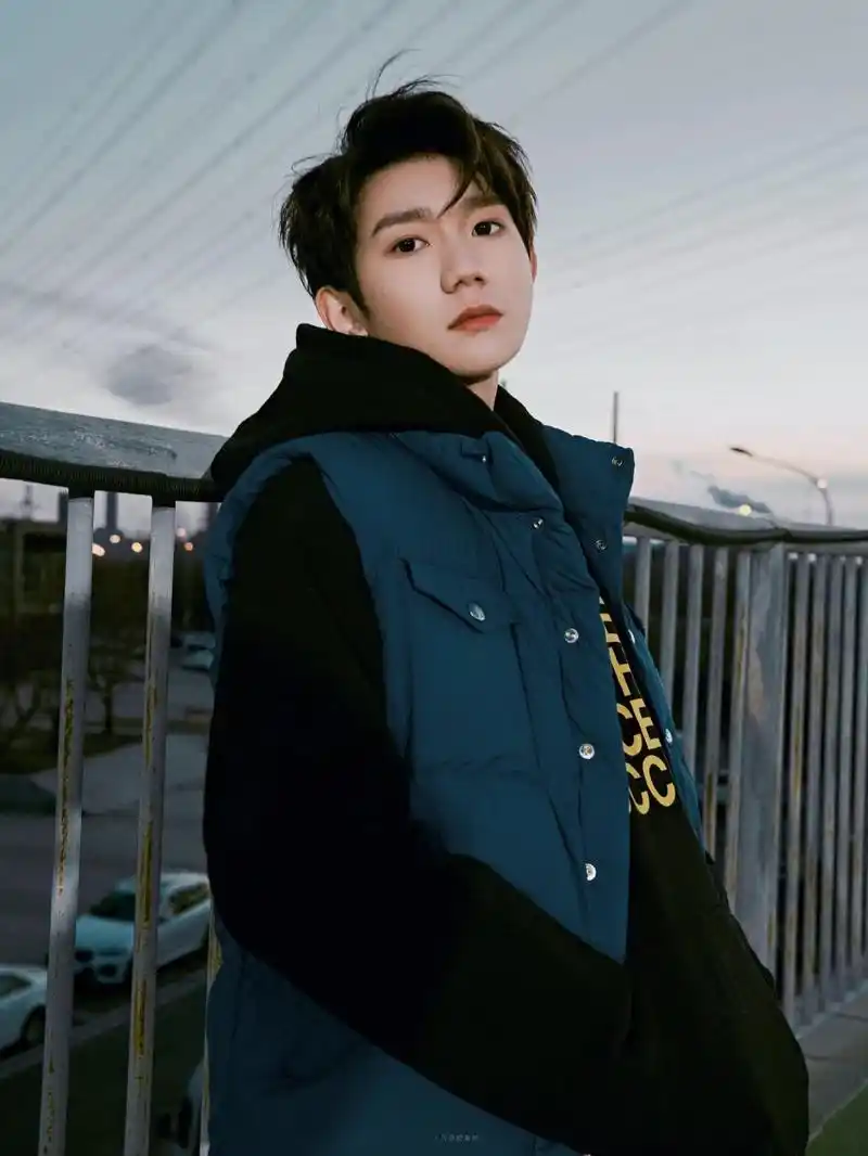 王源壁纸我爱的少年很浪漫他既是作家也是诗人