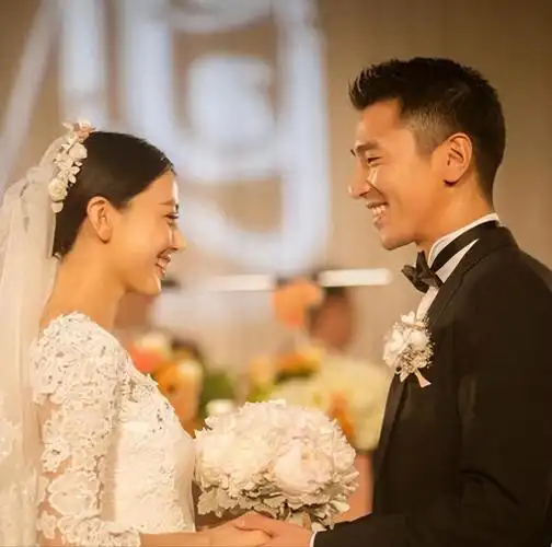 赵又廷高圆圆带女儿逛街小孩牵爸妈的手荡秋千身高瞩目