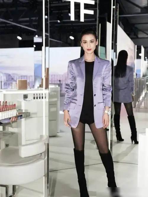黄圣依酷帅造型浅紫西装配短裤长靴黑丝性感无比