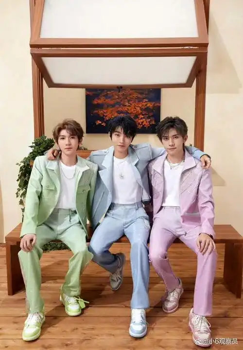 易烊千玺踉跄后扶了王源的腰,真的很可爱欸!