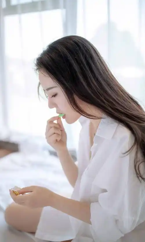 气质美女唯美写真,身穿白衬衫,清纯迷人_写真_唯美_衬衫