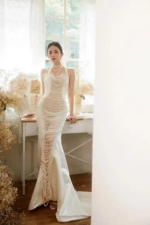 古力娜扎身材真丰腴穿珍珠露背裙差点撑爆性感又迷人