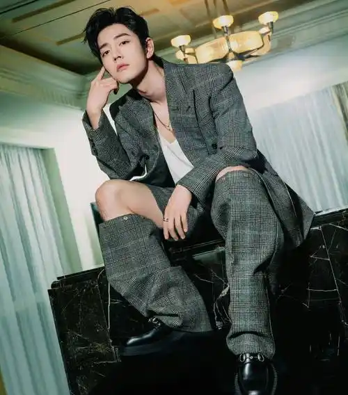 肖战大开口破洞裤造型亮相活动生图来了!_侵权_时尚_气质