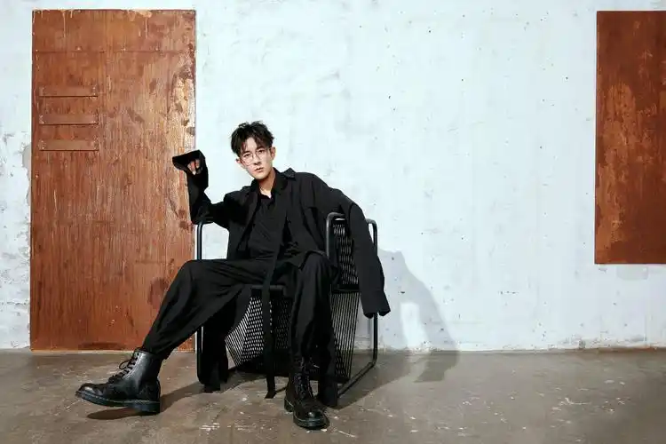 分享一组季肖冰图片给大家,图中的明星图片壁纸会点缀你的电脑桌面