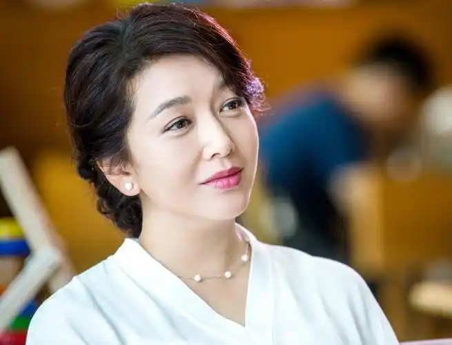 55岁江珊低调现身上海街头!面对粉丝微笑示意超暖心_腾讯新闻