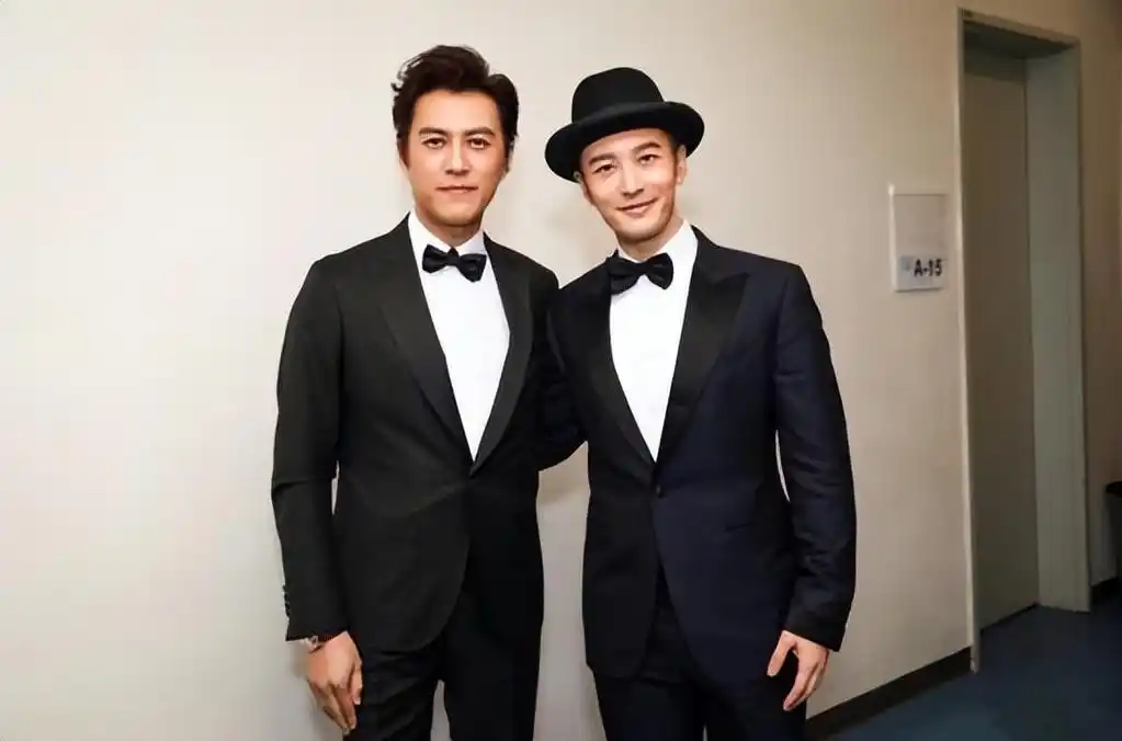 靳东算不算顶级美男子?看他和黄晓明,胡歌等人的合照就知道了