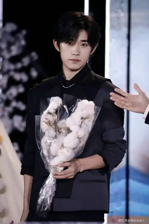 易烊千玺近照曝光,穿黑色西装参加直播活动,21岁扮相有点成熟_顶流