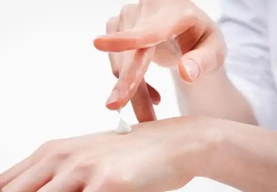 女人涂乳液别犯这3个错误,尤其是第1个,浪费不说还容易堵塞毛孔|乳液|