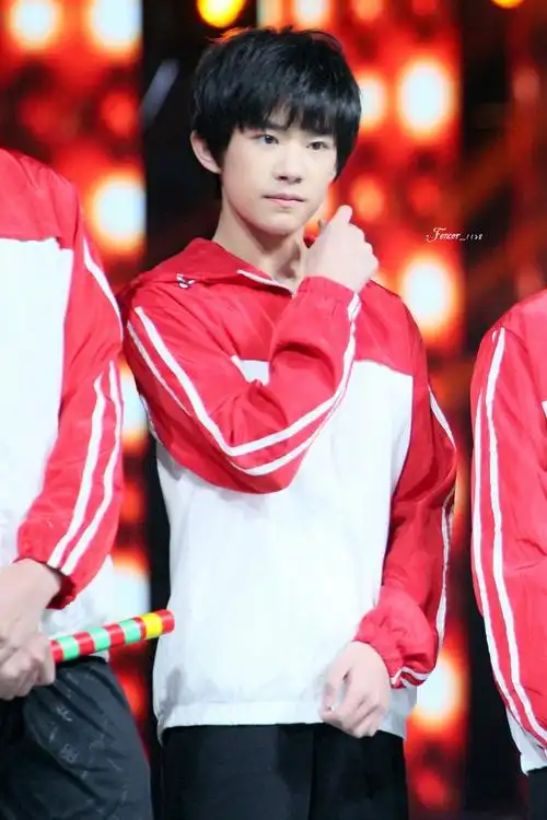 红红的 粉粉的 嫩嫩的 美美的 易烊千玺cr logo