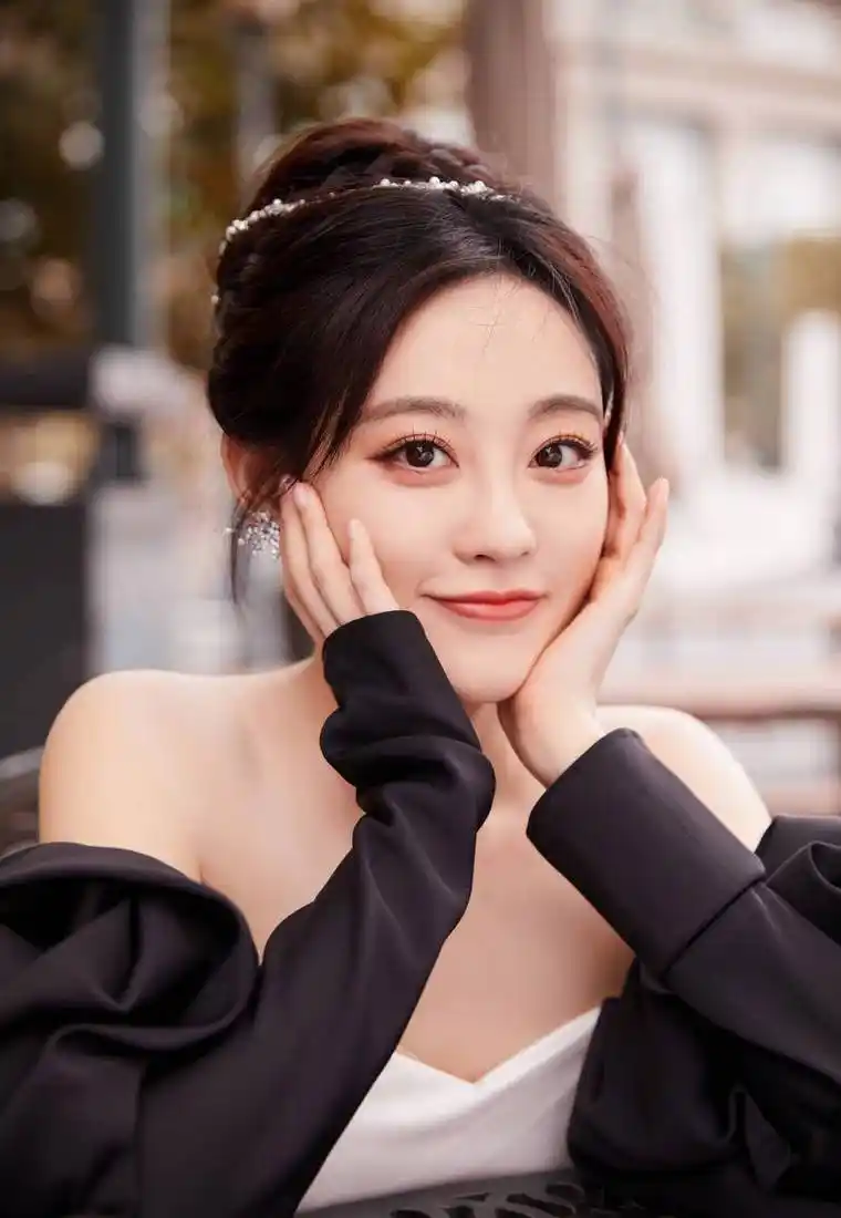 祝绪丹公主造型现身秋日街头 嘟嘴卖萌高贵又可爱-搜狐大视野-搜狐