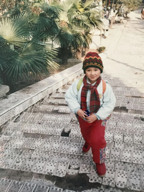 童年时的马思纯,几岁时的服装很有年代感,戴上红领巾十分有朝气