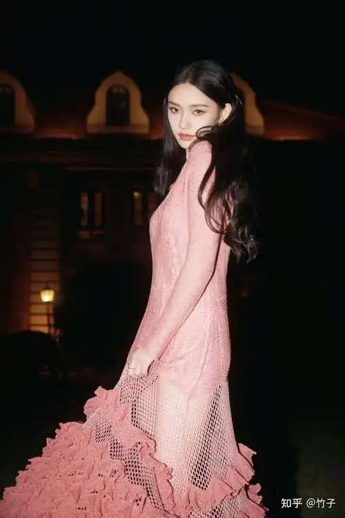 林允最新美照分享针织鱼尾裙破茧成蝶浪漫如期而至别样的美