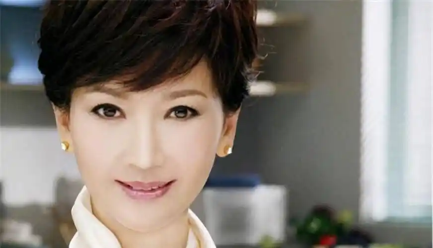 原创66岁赵雅芝晒生日照气质依旧容光焕发与老公合照好似两代人