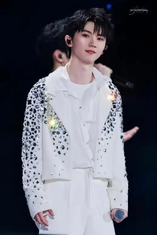 海口理想之途演唱会」属于舞台95@时代少年团队长-马嘉祺(p1-p9唱歌