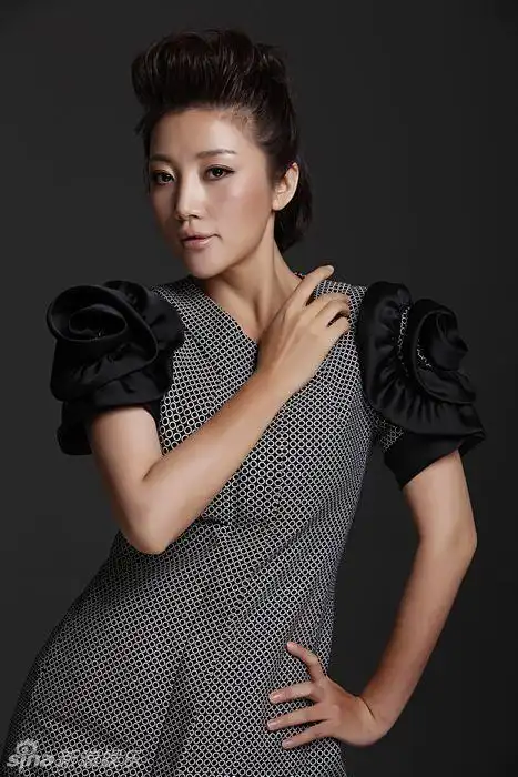 组图:王沫溪转型"延安政委" 新写真难掩高贵气质_高清图集_新浪网