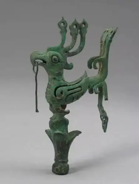 神鸟纹路看起来十分典雅,搭配太阳形装饰腰带,反映了三星堆突出的太阳