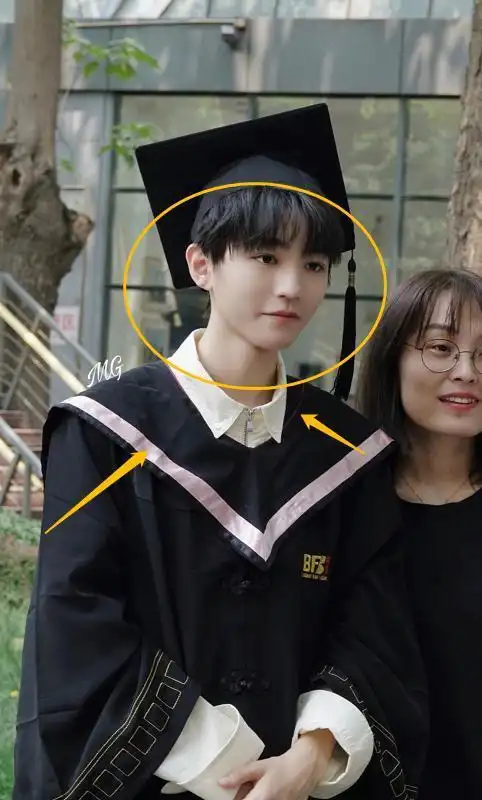 两人却被王俊凯抢了风头,王俊凯生图太惊艳|王俊凯|关晓彤|毕业照