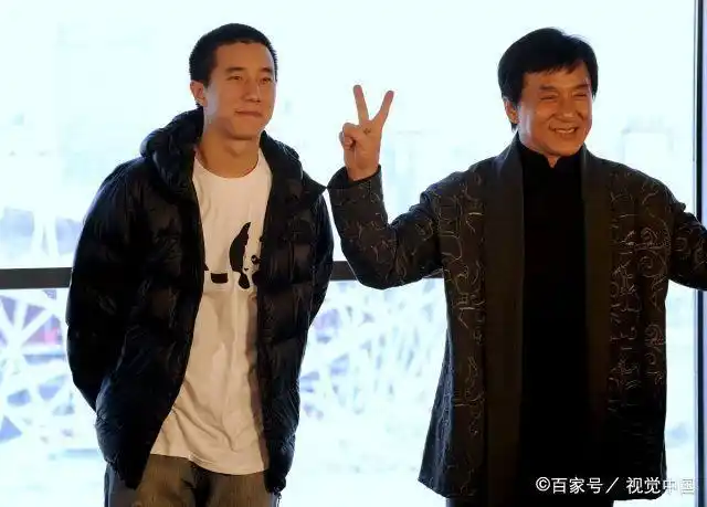 可怜天下父母心!成龙带房祖名参加电影节,满脸笑容尽显父子情深