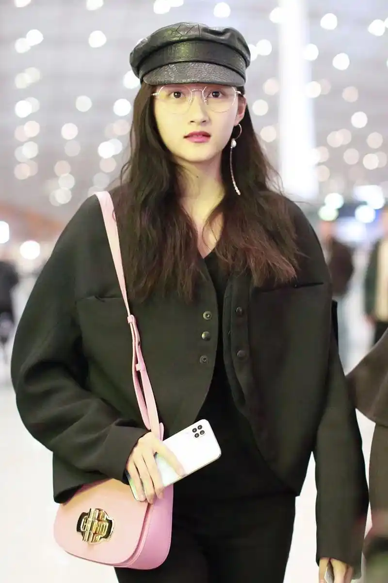 戴眼镜的关晓彤,颜值有被拉低一点点[左捂脸]!