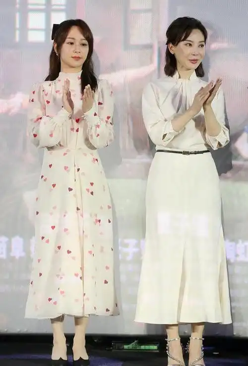 杨紫张一山同框挺带感,一字肩花裙温柔甜美,气质越来越好了