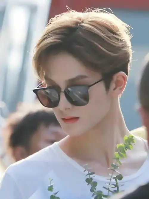 朱正廷#让我们和朱正廷一起带上墨镜 屏蔽小人 眼不见心不烦#朱正廷