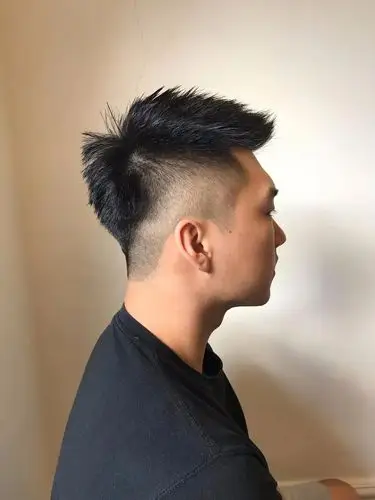 顶上稍长不敢剪太短的男生可以先从渐层推入门款开