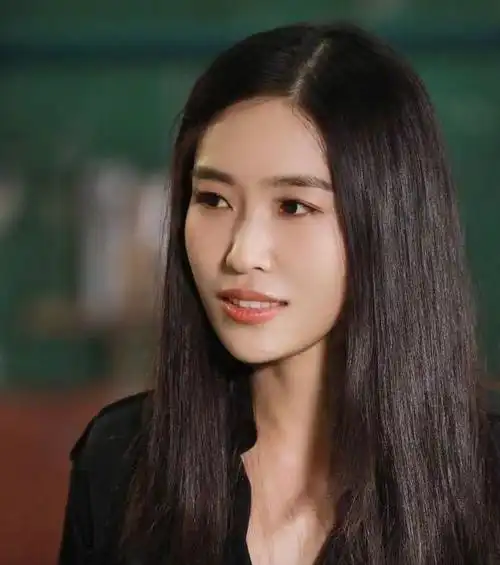 虎父无犬女,张艺谋女儿张末不仅人长得漂亮,还被人称赞很有才