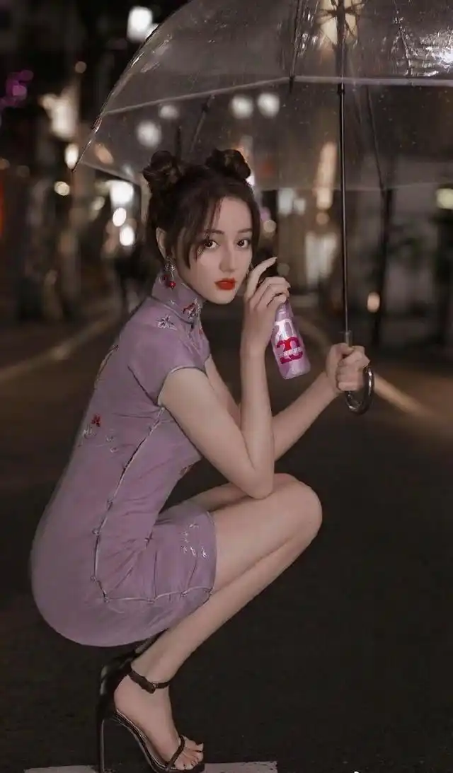 迪丽热巴蓝色旗袍,配哪吒头造型