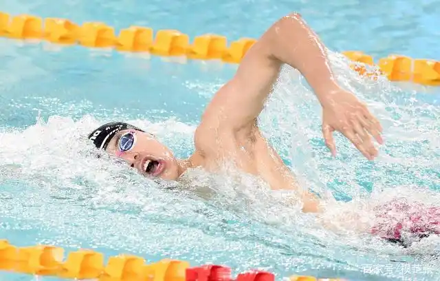 自由泳是最常见的一种泳姿,也是速度最快的一种泳姿.