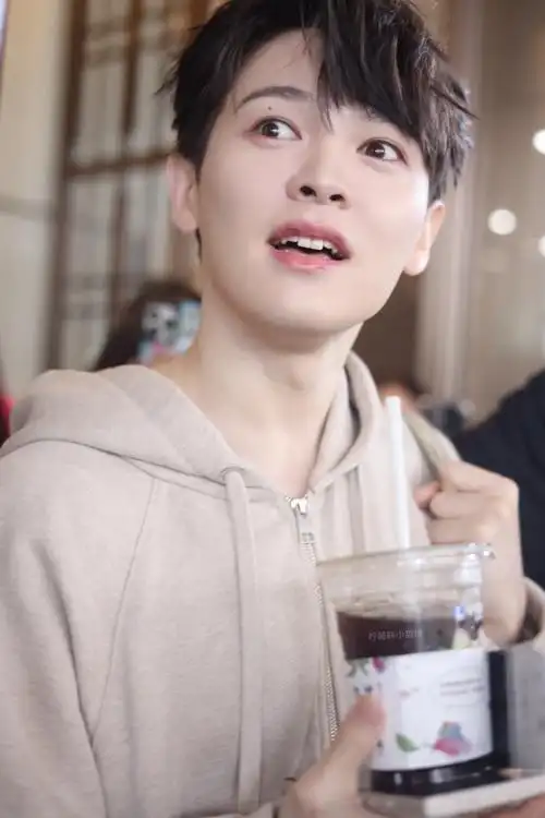 尤长靖 披荆斩棘的哥哥##尤长靖帮粉丝捡鞋子