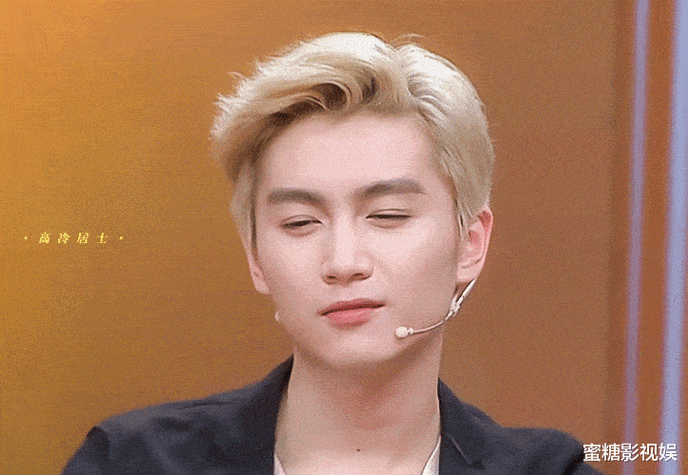 早期金色发型酷帅有型,嘴角笑起来又呆萌可爱_金发_网友_倪妮