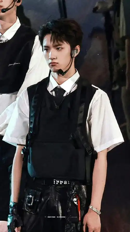 刘耀文脖子上绑花##刘耀文迷雾海报