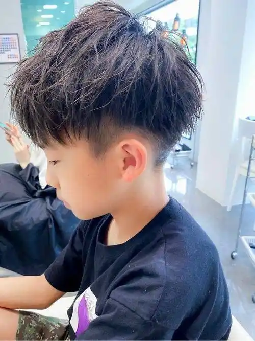 龙年新学期小男孩发型别乱剪,选这几款就对了,个性时尚很帅气_孩子