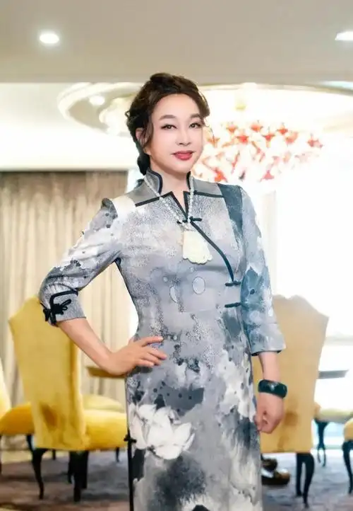 刘晓庆现身机场,穿修身裤双腿纤细胯太大,一身明黄色t恤真显黑