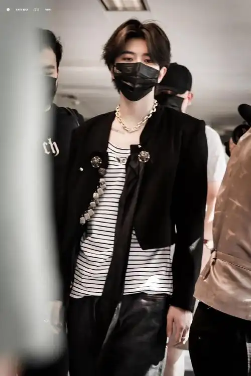 蔡徐坤锁骨贴纹身##蔡徐坤锁骨贴字