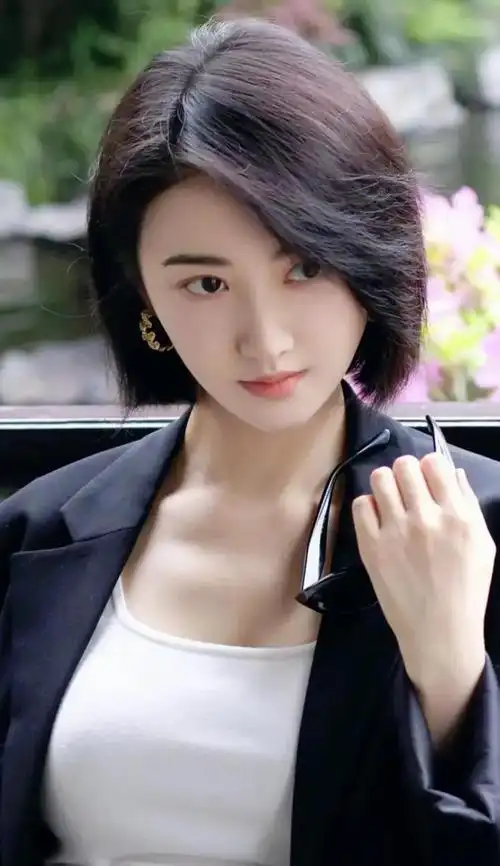 景甜西装搭配白色背心写真大片,美到让人心动,让你大饱眼福!