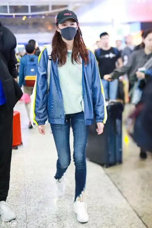 关晓彤现身机场 时尚打扮 颜值也越来越高了