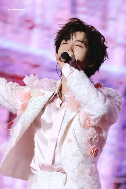 时代少年团叁重楼暨出道四周年演唱会##贺峻霖饭撒小天使##贺峻霖