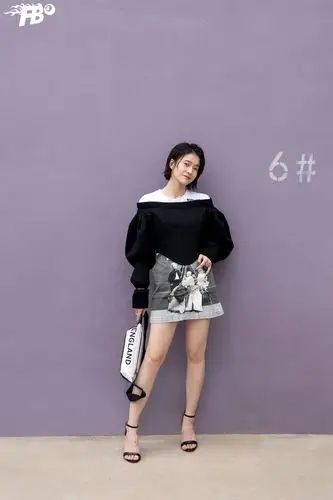 张雪迎甜美文艺初秋穿搭 演绎少女率性魅力_短裙