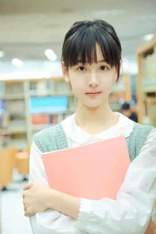 校花校草评选中被推到了"女神排行榜"冠军的位置,而清华大学的章泽天