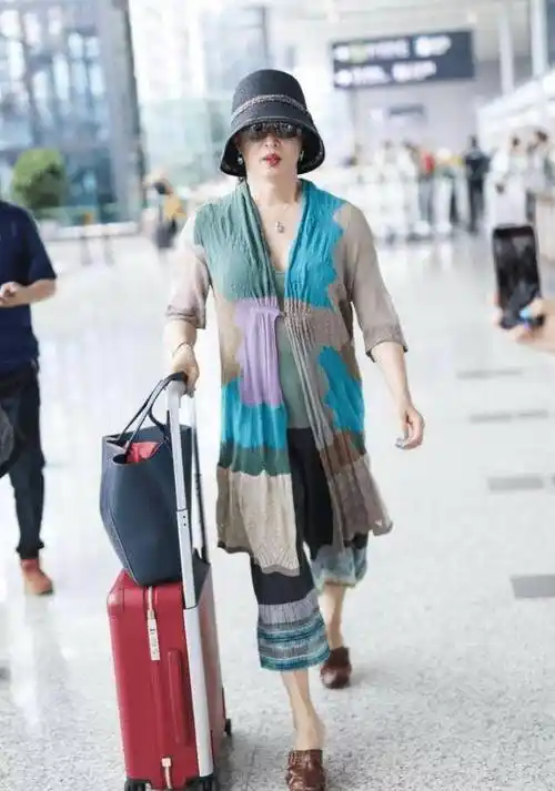 原创金星在机场又翻车穿针织开衫配阔腿裤太显壮不优雅反而更man