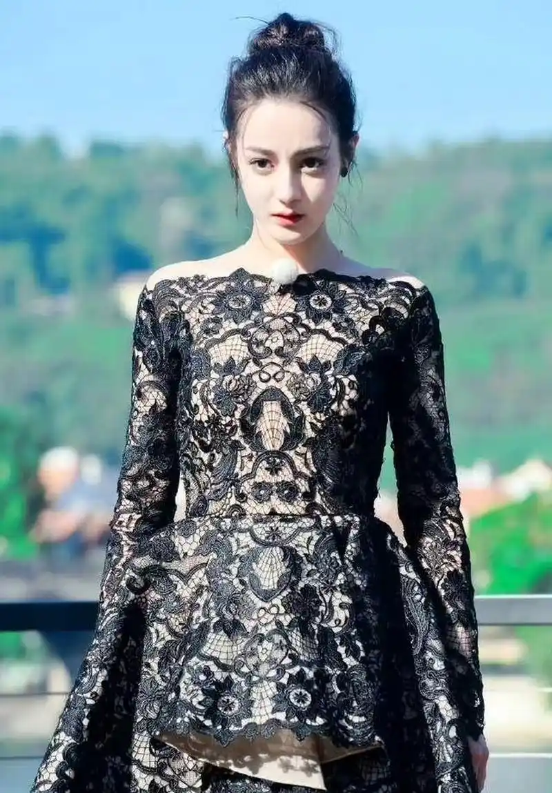 迪丽热巴黑色蕾丝镂空裙 你喜欢嘛