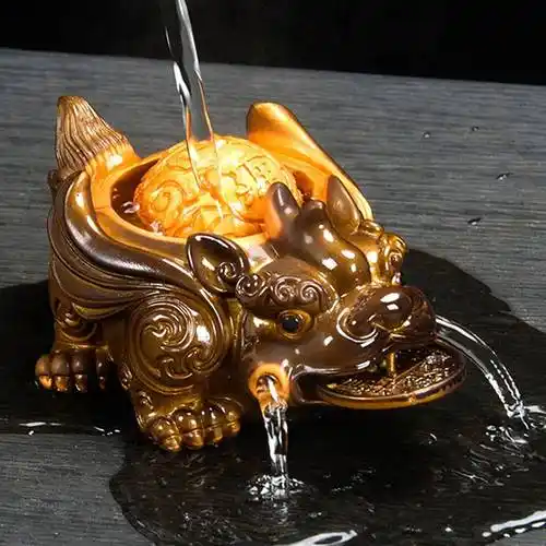 三角蟾,就是金蟾也是招财的神兽貔貅,是辟邪招财的瑞兽貔貅和金蟾,同