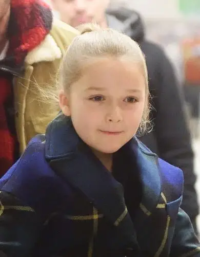 组图:贝克汉姆女儿小七萌照曝光 一路抿嘴拍照背后另有隐情