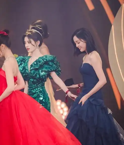 鞠婧祎跟166cm的吴宣仪同框,两人身高齐平?看到鞋子明白了