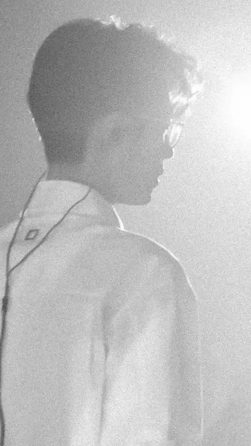 陈情令泰国见面会肖战时尚芭莎白衬衫眼镜好a