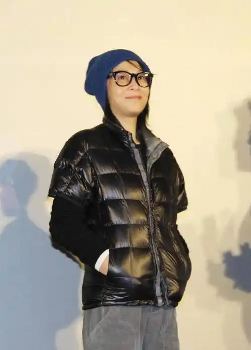 原创原创49岁刘若英越来越放飞自我了黑色羽绒服搭配针织帽还素颜出镜