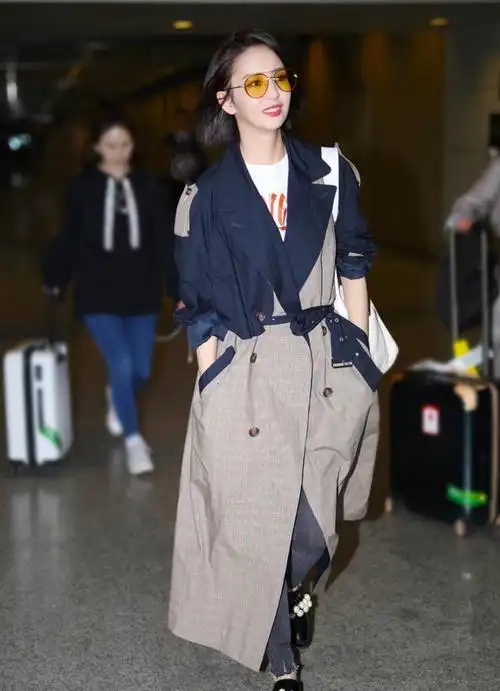 女明星身穿拼接色风衣搭配白t恤走机场年轻貌美可可爱爱