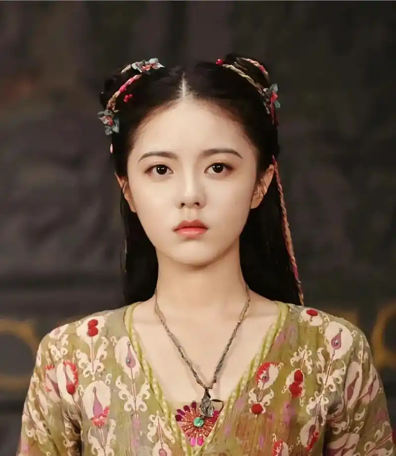 赵今麦还是放弃古偶剧吧,一穿上古装就显得呆呆的,尤其是眼睛,看起来